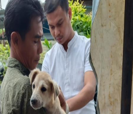 Tim dari DKPP Dumai tengah melakukan vaksinasi Rabies kepada hewan peliharaan masyarakat baru-baru ini.(foto: bambang/halloriau.com)