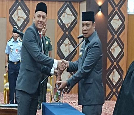 Momen pelantikan Edward Riansyah sebagai Kadis PUPR Pekanbaru oleh Pj Walikota Pekanbaru, Muflihun.(foto: rahmat/halloriau.com)