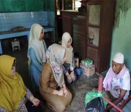 Para istri anggota DPRD Kuansing saat menjenguk dua pria jompo di Baserah.