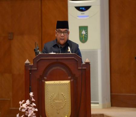Gubri Edy Natar saat rapat Paripurna pengesahan Perda APBD Provinsi Riau 2024 (foto/int)