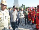 Inpspeksi Pasukan oleh Gubernur Riau dan Kepala BNPB Willem Rampangilei 