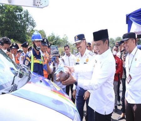 Pj Walikota Pekanbaru, Muflihun launching layanan gratis bus TMP bagi ASN yang berkantor di Tenayan Raya (foto/ist)