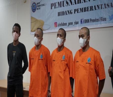 BNNP Riau tangkap pecatan polisi bersama dua rekannya diduga terkait jaringan narkoba (foto/int)