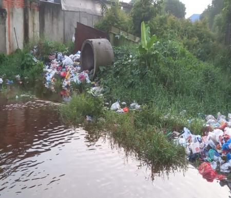 Tumpukan sampah di Jalan Gulama, RT 04/RW 04, Kecamatan Marpoyan Damai Pekanbaru (foto/int)