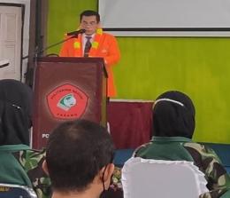 Direktur Politehnik Negeri Padang, DR Surfa Yondri, ST,SST,M.Kom memberikan sambutan saat acara kuliah umum dan peningkatan link & match dengan dunia industri di Kampus PNP Pelalawan.