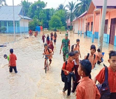 Banjir rendam sekolah dan seratusan pemukiman di 2 desa di Kecamatan Bonai Darussalam, Rohul.(foto: kompas.com)
