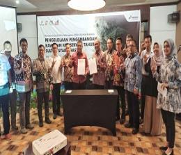 VP Corporate Affairs PHR Rudi Ariffianto (kanan) bersama Kepala DLHK Riau Murod (kiri) menandatangani kesepakatan pengelolaan Tahura SSH (foto/ist)
