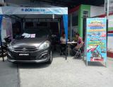 Tim marketing Dealer Suzuki RJC sedang menjelaskan spesifikasi dan harga kepada salah aeorang konsumen di SPBU Jl Durian