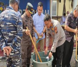 Kapolres Dumai, AKBP Nurhadi saat proses pemusnahan barang bukti 10,7 kg sabu.(foto: bambang/halloriau.com)