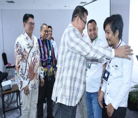 Ketua PWI Riau, Raja Isyam Azwar saat membuka UKW XXII PWI Bengkalis di Pekanbaru.(foto: istimewa)