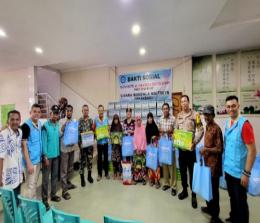 Pengurus Mapanbumi dan Paramita Foundation berbagi dengan warga Kampung Dalam Pekanbaru.(foto: istimewa)