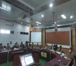 Asisten I Setdako Dumai Yusrizal memimpin rapat membahas tapal batas antara Dumai dan Bengkalis bersama Sekda Bengkalis di ruang rapat Wan Dahlan Ibrahim Selasa (30/8/2022).(foto: bambang/halloriau.com)