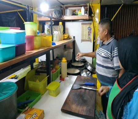 Gusra, pemilik Martabak Bangka Limko merasa terbantu dengan KUR BRI (foto/riki)