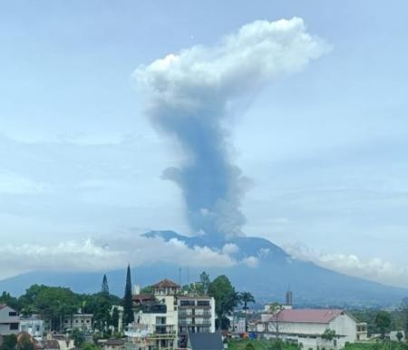 Gunung Marapi Sumbar kembali meletus siang ini (foto/int)