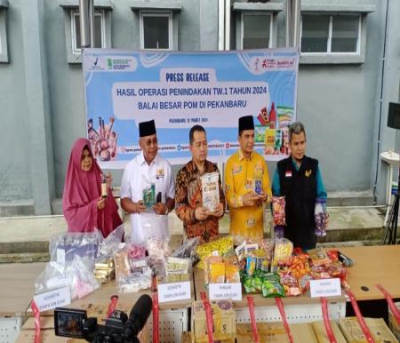 BBPOM Pekanbaru saat ekspos pengungkapan temuan kosmetik dan makanan ilegal di Pekanbaru.(foto: mcr)
