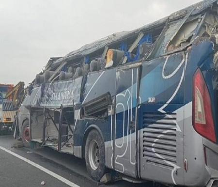 Kecelakaan di Tol Pemalang Km 320, bus ringsek (foto/detik)