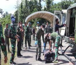 Jenazah Pratu F berhasil dievakuasi tim gabungan TNI-Polri (foto/int)