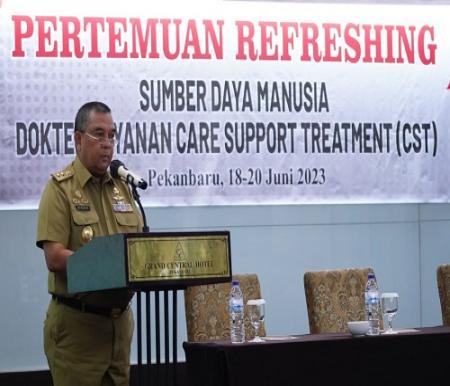Wagubri Edy Natar Nasution saat hadiri Refreshing SDM Dokter Layanan Care Support Treatment (CST) di Pekanbaru (foto/int)