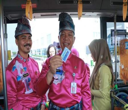 Sekdako Pekanbaru, Indra Pomi dan Kadishub Pekanbaru, Yuliarso saat launching pembayaran non tuna Bus TMP.(foto: int)