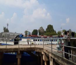 Suasana di Pelabuhan Sungai Duku.(foto: rahmat/halloriau.com)