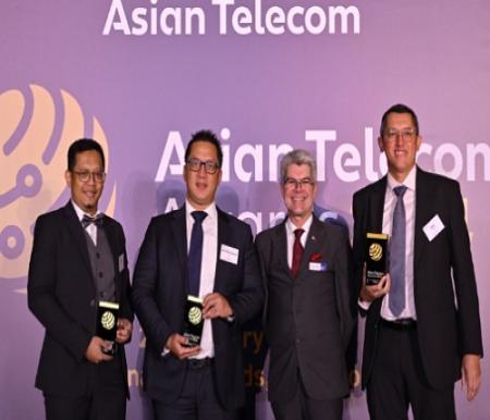 Jajaran manajemen Telkomsel dan INDICO saat menerima penghargaan Asian Telecom Awards 2024.(foto: istimewa)