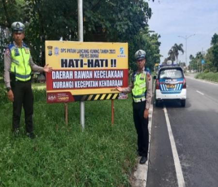 Satlantas Polres Dumai memasang spanduk sosialisasi Operasi Patuh 2023 di Jalan Soekarno Hatta Kota Dumai baru-baru ini.(foto: bambang/halloriau.com)