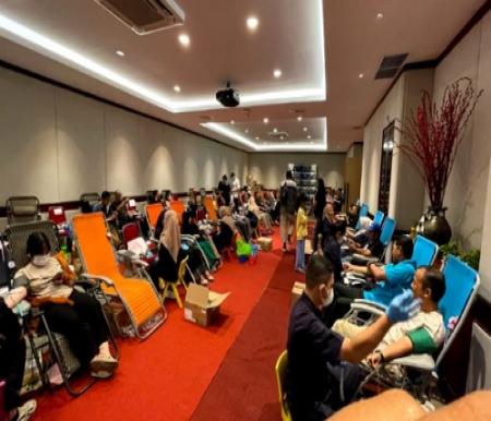 Karyawan dan Keluarga yang tergabung dalam komunitas KDD Riau Kompleks mendonorkan darah pada Hari Donor Darah Internasional 2023 di hotel Unigraha, Pangkalan Kerinci.(foto: istimewa)