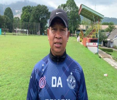 Pelatih Kepala Semen Padang FC, Delfiadri (foto/int)