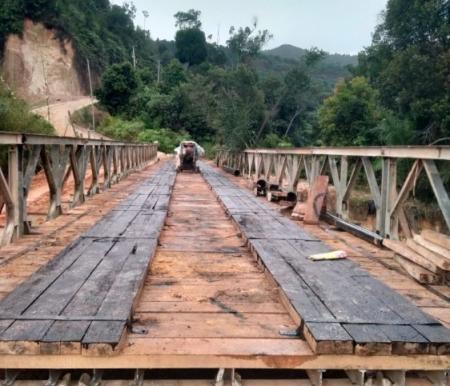 Pemprov Riau merampungkan jembatan bailey di jalan longsor Rokan IV Koto, Rokan Hulu (foto/ist)