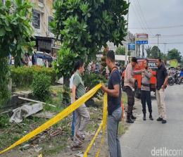 Tim Inafis Polresta Pekanbaru memasang garis polisi di TKP penemuan mayat di Jalan SM Amin Pekanbaru.(foto: detikcom)