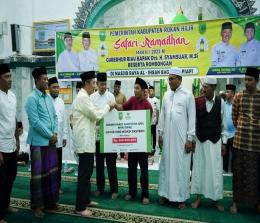 Gubri Syamsuar menyerahkan sejumlah bantuan untuk masyarakat setempat, diantaranya bantuan 1.000 paket santunan Idul Fitri dari Baznas Provinsi Riau untuk 1.000 miskin ekstrem, totalnya senilai Rp500 juta. 