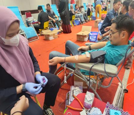 Ribuan warga Riau Kompleks PT RAPP ikut donor darah massal ke-66 yang berhasil kumpulkan 1.071 kantong (foto/ist)