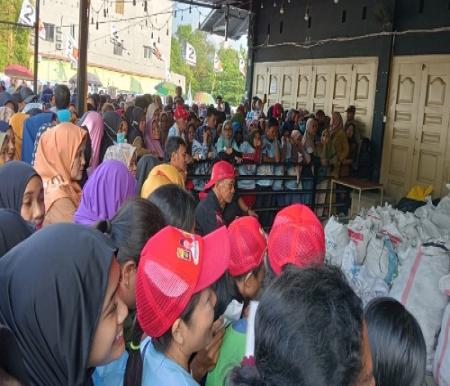 Warga berdesak-desakan antri sembako murah di Pekanbaru.(foto: mimi/halloriau.com)