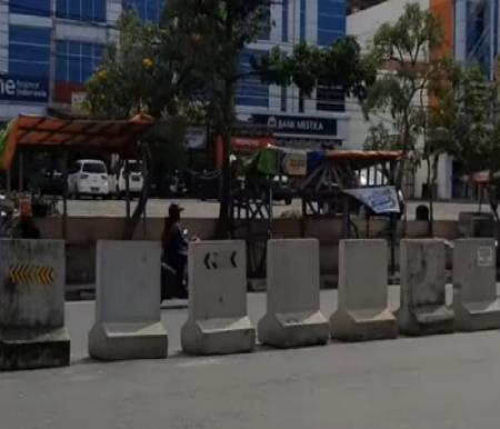 Dishub Pekanbaru menutup u-turn depan BCA Panam Jalan HR Soebrantas dengan concrete barrier.(foto: rahmat/halloriau.com)
