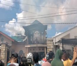Satu rumah 2 lantai di terbakar di Jalan Bunga Raya Pekanbaru.(foto: antaranews.com)