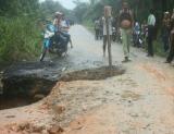 Sejumlah masyarakat Koto Tuo ikut berpartisipasi memperbaiki jalan putus, FOTO: Defrizal