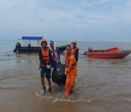 Proses evakuasi korban kapal tenggelam di Selat Malaka.(foto: int)