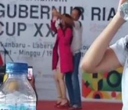 Penyanyi dengan joget erotis saat kegiatan Tournament Golf Piala Gubernur Riau 2022.(foto: int)