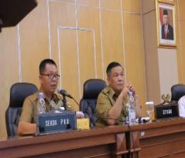 Pj Sekda Pekanbaru, Indra Pomi (kiri) saat rapat bersama Pemprov Riau tentang penataan Jalan Jenderal Sudirman (foto/int)