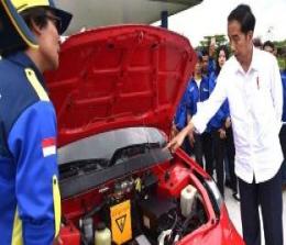 Presiden Jokowi saat melihat mobil listrik (foto/int)