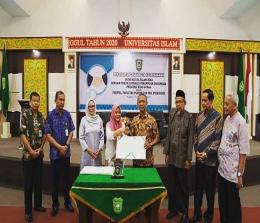 Foto bersama usai penandatanganan MoU dan MoA antara FJPI Riau dan UIR.
