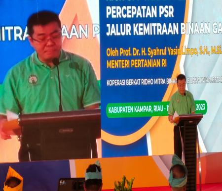 CEO Sinar Mas Agribusiness and Food wilayah Riau, Feredy, menyampaikan pidato sambutan dalam acara penanaman perdana PSR jalur kemitraan di Kabupaten Kampar, Provinsi Riau (foto/ist)