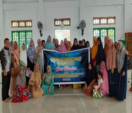 Dosen Unilak, Syaifullah bersama Majelis Taklim Kelurahan Tuah Madani usai pelatihan cyber education (foto/ist)