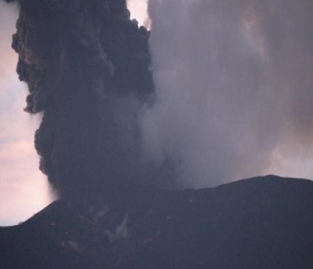 Gunung Marapi Sumbar erupsi lagi Minggu pagi ini.(foto: antaranews.com)