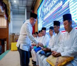 Asisten III Setdako Dumai menepuk tepung tawari JCH yang akan berangkat menunaikan ibadah haji tahun ini.(foto: bambang/halloriau.com)