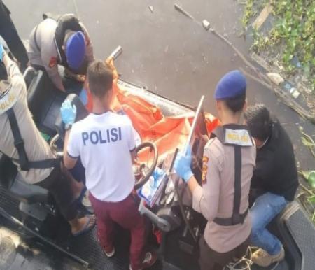 Polisi mengevakuasi mayat di Sungai Siak (foto/ist)