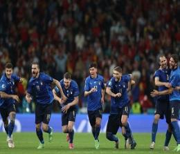 Para pemain Italia merayakan kemenangan setelah memenangi semifinal Euro 2020 antara Italia vs Spanyol di Stadion Wembley di London pada 6 Juli 2021. Ini jadwal final Euro 2020.(AFP/CARL RECINE)
