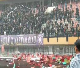 Ratusan kursi tribun utara Stadion Utama Riau rusak akibat kericuhan PSPS Riau vs PSMS Medan.(foto: int)