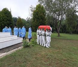 Prosesi pemakaman jenazah Wakil Walikota Dumai Amris di Taman Makam Pahlawan (TMP) Damai Sentosa Jalan Soekarno-Hatta, Dumai.