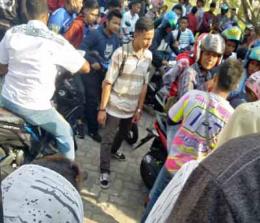 Penonton membubarkan diri paska polisi hentikan balap motor Porkot Pekanbaru.